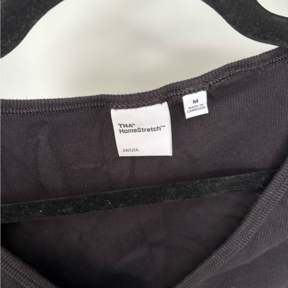 EUC Aritzia TNA Homestrech Ribbed V-neck Long sleeve top - Picture 2 of 3